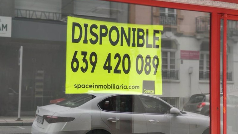 Cartel de se vende, se alquila, en un local de pequeño comercio minorista en Oviedo. | EUROPA PRESS - Archivo ep archivo cartel de se vende se alquila en un local de pequeno comercio minorista en oviedo