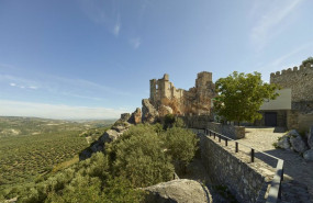 ep archivo   el castillo de zuheros cordoba rodeado de olivares