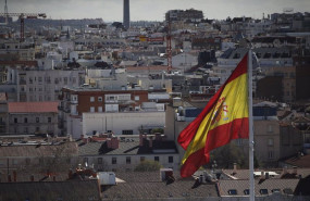 ep archivo   la bandera de espana en una visual de los tejados de madird desde la torre colon