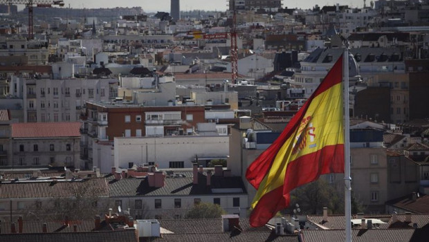 ep archivo   la bandera de espana en una visual de los tejados de madird desde la torre colon