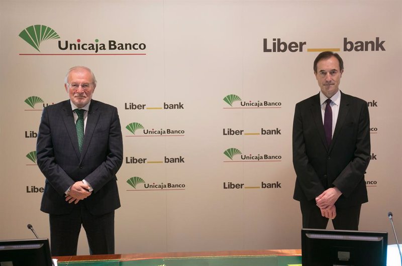 Unicaja y Liberbank convocan el 31 de marzo a sus accionistas para aprobar su fusión