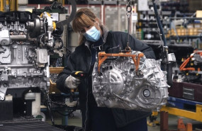 ep archivo   operaria en una planta de fabricacion de vehiculos