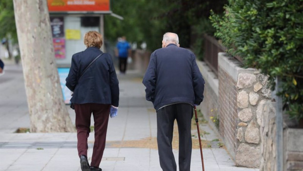 ep archivo   pensionistas paseando por una calle de madrid