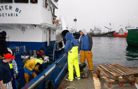 ep archivo   pescadores en el puerto de burela lugo