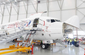 ep archivo   un avion en mantenimiento en el nuevo hangar construido en el aeropuerto adolfo suarez