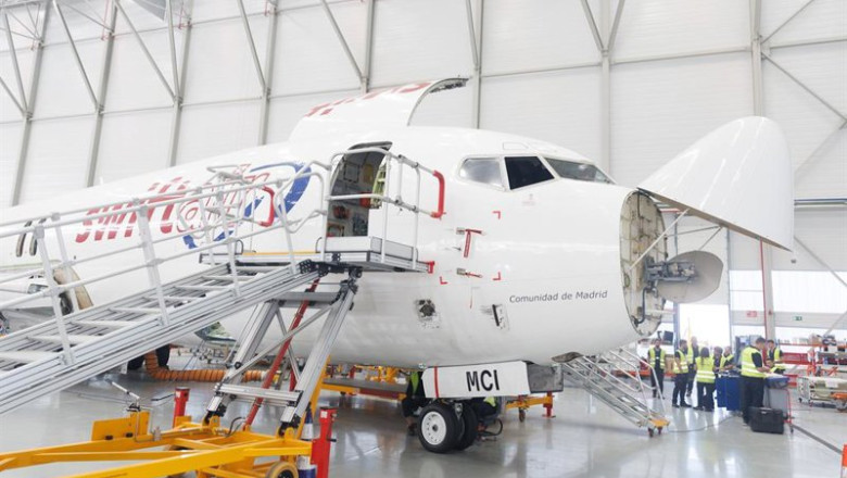 ep archivo   un avion en mantenimiento en el nuevo hangar construido en el aeropuerto adolfo suarez