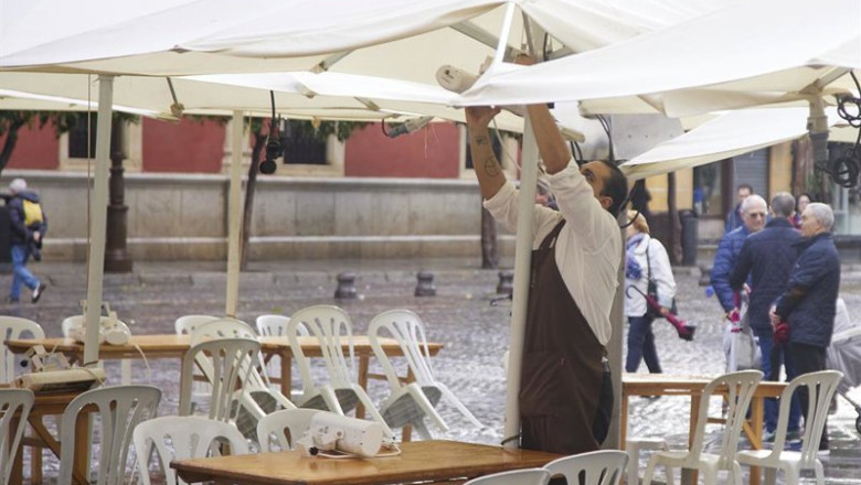 ep archivo un camarero adecuando la terraza de un bar en sevilla andalucia ep archivo un camarero adecuando la terraza de un bar en sevilla andalucia