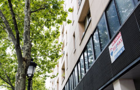 ep archivo   un cartel de en venta de una inmobiliaria en un portal del distrito de embajadores a 14