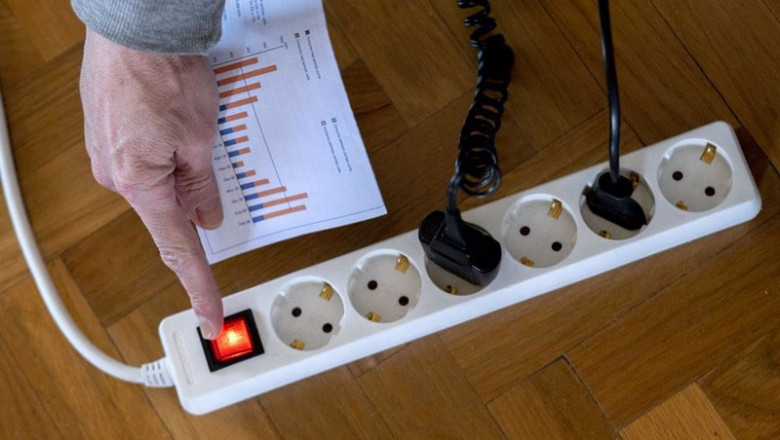 ep archivo un hombre enciende una alargadera con varios enchufes con una factura de luz en la mano ep archivo un hombre enciende una alargadera con varios enchufes con una factura de luz en la mano