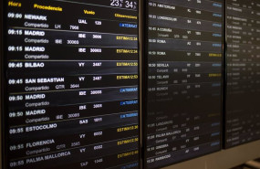 ep archivo   un panel de idas y llegadas en el aeropuerto de barcelona a 4 de noviembre de 2022 en