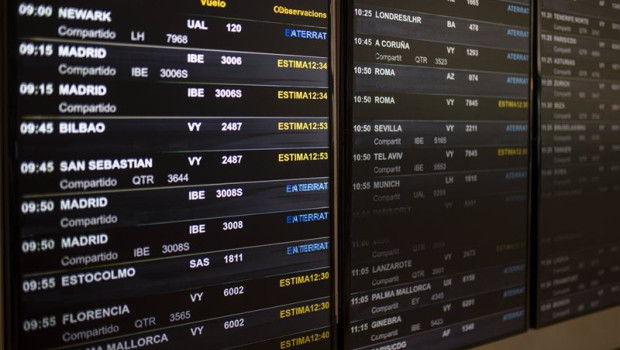 ep archivo   un panel de idas y llegadas en el aeropuerto de barcelona a 4 de noviembre de 2022 en