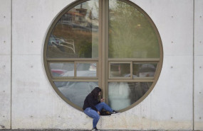 ep archivo una estudiante consulta su movil junto a una ventana de la upna el dia en el que se ep archivo una estudiante consulta su movil junto a una ventana de la upna el dia en el que se