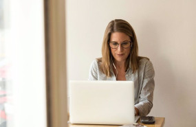 ep archivo una trabajadora con un ordenador portatil ep archivo una trabajadora con un ordenador portatil