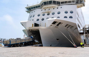 ep archivo   varias mercancias son introducidas en un buque