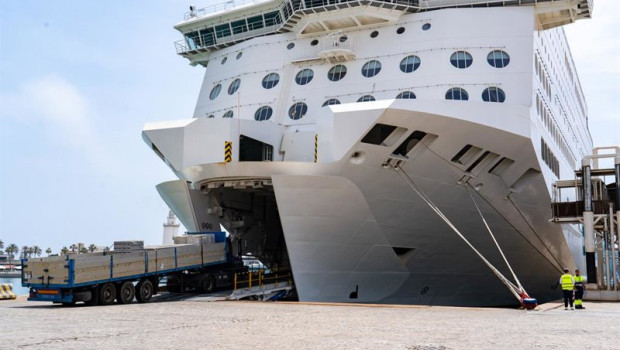 ep archivo   varias mercancias son introducidas en un buque