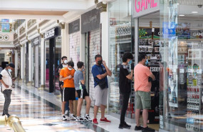 ep archivo   varias personas hacen cola para entrar a una tienda game en el centro plaza norte 2 la