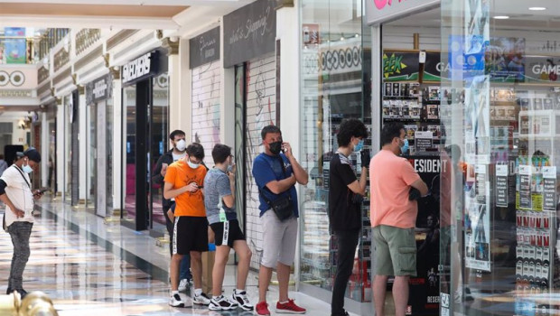 ep archivo   varias personas hacen cola para entrar a una tienda game en el centro plaza norte 2 la