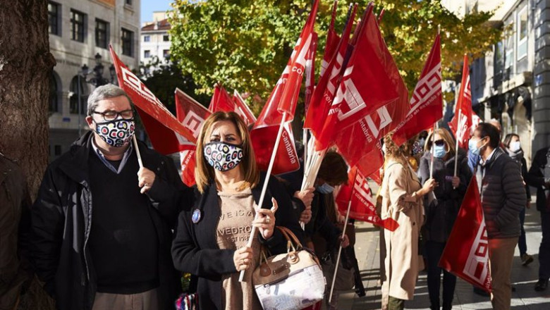 Archivo - Varias personas sostienen banderas de CCOO durante una concentración en una imagen de archivo. | Juan Manuel Serrano Arce - Europa Press - Archivo ep archivo varias personas sostienen banderas de ccoo durante una concentracion en una imagen de
