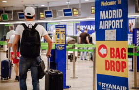 ep archivo   varios pasajeros en el mostrador de ryanair en el aeropuerto adolfo suarez madrid 