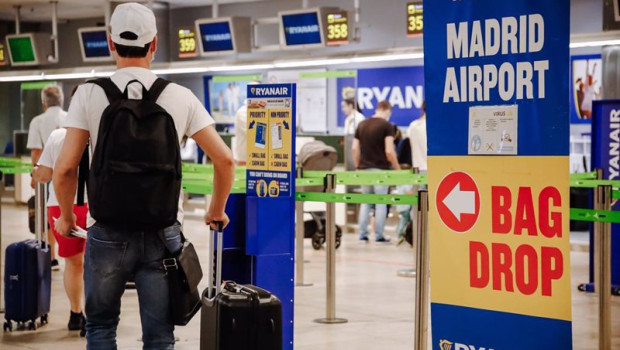 ep archivo   varios pasajeros en el mostrador de ryanair en el aeropuerto adolfo suarez madrid 