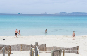 ep banistas en la playa de ses illetes en formentera