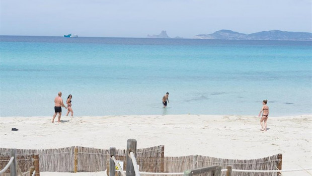 ep banistas en la playa de ses illetes en formentera