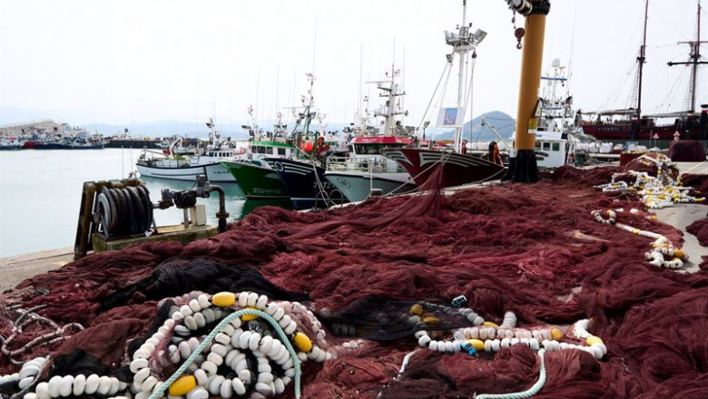 Barcos amarrados en el puerto de Santoña, a 25 de marzo de 2022, en Santoña, Cantabria (España). Los pescadores de cerco del Cantábrico han decidido que saldrán a faenar el próximo 28 de marzo, en vista de que «el resto de flotas siguen en la mar» y despu | Juan Manuel Serrano Arce - Europa Press ep barcos amarrados en el puerto de santona a 25 de marzo de 2022 en santona cantabria espana los