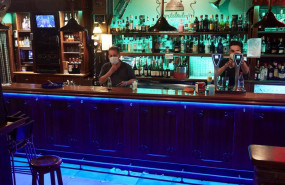 ep camareros en un local de ocio nocturno ep camareros en un local de ocio nocturno