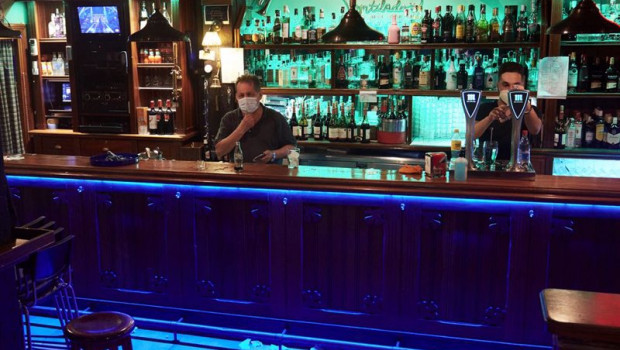 ep camareros en un local de ocio nocturno ep camareros en un local de ocio nocturno