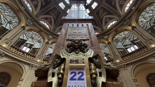 ep columna central con la fecha de hoy en el interior del palacio de la bolsa de madrid espana a 22