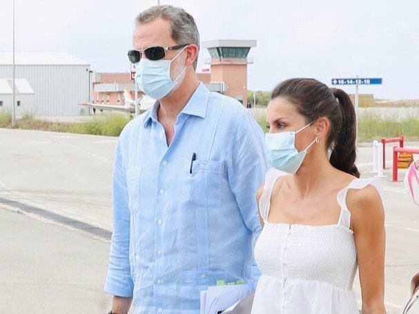 Don Felipe y Doña Letizia a su llegada a Mahón, donde se han reunido con las autoridades locales | CASA DE S.M. EL REY ep don felipe y dona letizia a su llegada a mahon donde se han reunido con las autoridades locales