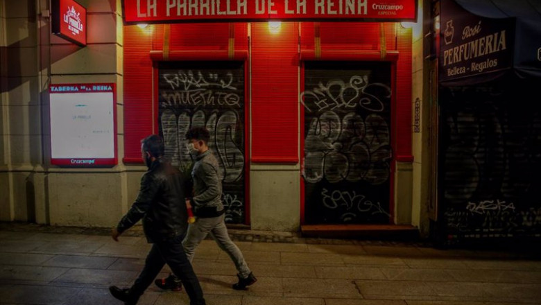 Dos jóvenes pasan por delante de un restaurante cerrado | Ricardo Rubio - Europa Press ep dos jovenes pasan por delante de un restaurante cerrado