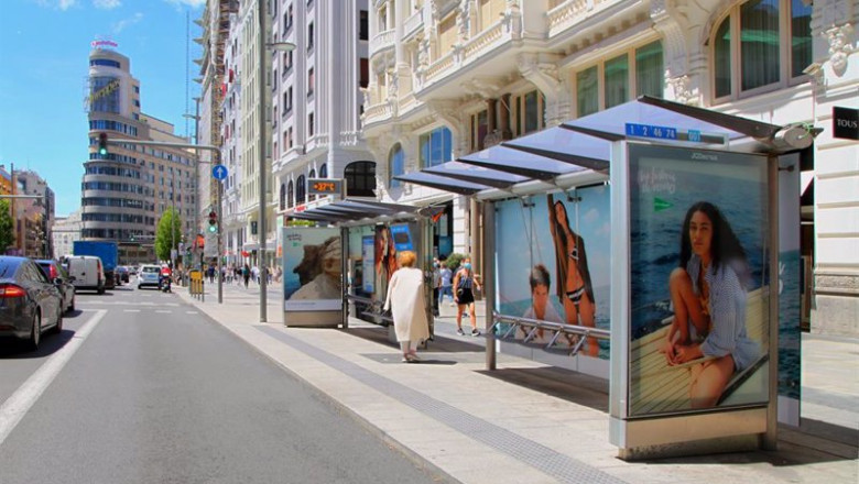 El Corte Inglés sorprende a los viandantes de Madrid con una acción de 'Street Marketing' de cara al verano | EL CORTE INGLÉS ep el corte ingles sorprende a los viandantes de madrid con una accion de street marketing de cara