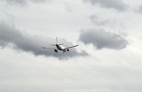 ep el fuerte viento obliga a regresar a barcelona a un avion de vueling que debia aterrizar en