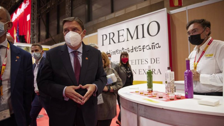 El ministro de Agricultura, Pesca y Alimentación, Luis Planas (2i), a su llegada a la XXXIV edición del Salón Gourmets en IFEMA, a 18 de octubre de 2021, en Madrid, (España). La Feria de Alimentación y Bebidas de Calidad Salón Gourmets llega hoy a los pab | Jesús Hellín - Europa Press ep el ministro de agricultura pesca y alimentacion luis planas 2i a su llegada a la xxxiv edicion