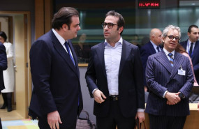 ep el ministro de finanzas griego kyriakos pierrakakis charla con el ministro carlos cuerpo en los
