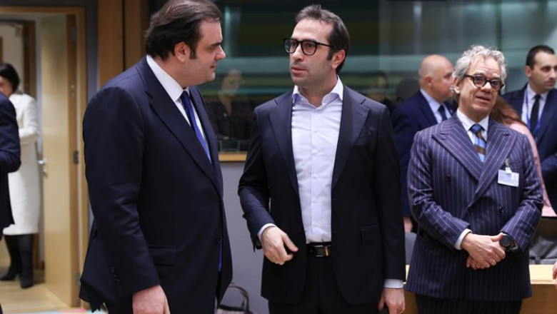 ep el ministro de finanzas griego kyriakos pierrakakis charla con el ministro carlos cuerpo en los