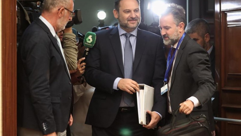 El ministro de Fomento en funciones, José Luis Ábalos, comparece a petición propia en la Comisión de Fomento del Congreso para informar sobre la gestión de los paros registrados este mes de agosto en el aeropuerto Barcelona-El Prat y en Renfe, en Madrid ( | Eduardo Parra - Europa Press ep el ministro de fomento en funciones jose luis abalos comparece a peticion propia en la comision