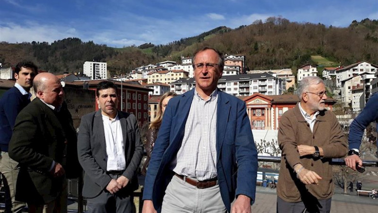 ep el presidente del pp vasco alfonso alonso junto a miembros de la formacion popular