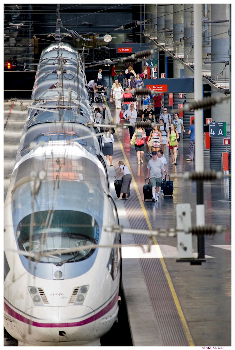 ep estacion con tren ave y viajeros de renfe