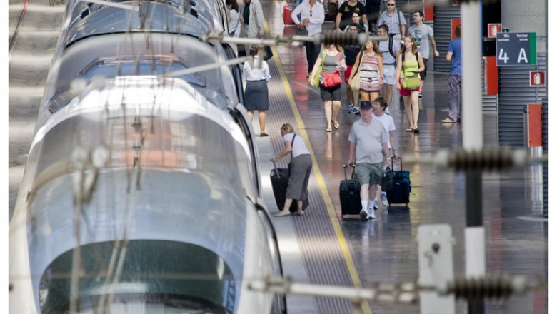 RENFE - Archivo ep estacion con tren ave y viajeros de renfe