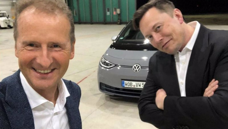 ep herbert diess y elon musk en el momento de la prueba
