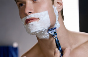 ep hombre afeitandose fotoarchivo