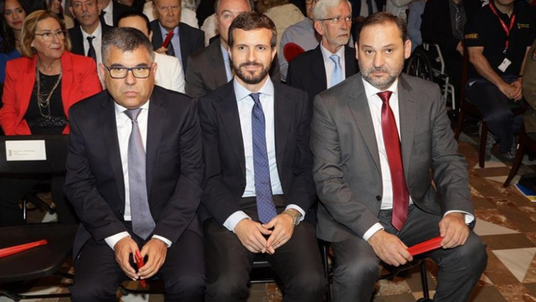 (I-D) El delegado del Gobierno en Valencia, Juan Carlos Fulgencio; el presidente del PP, Pablo Casado; y el ministro de Fomento en funciones, José Luis Ábalos, durante el acto Institucional de Entrega de Altas Distinciones de la Generalitat Valenciana, c | Enrique Palomares - Europa Press ep i-d el delegado del gobierno en valencia juan carlos fulgencio el presidente del pp pablo casado