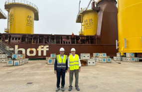 ep ignacio galan y orlando alonso despiden en aviles ultimo barco con estructuras del parque