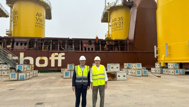 ep ignacio galan y orlando alonso despiden en aviles ultimo barco con estructuras del parque
