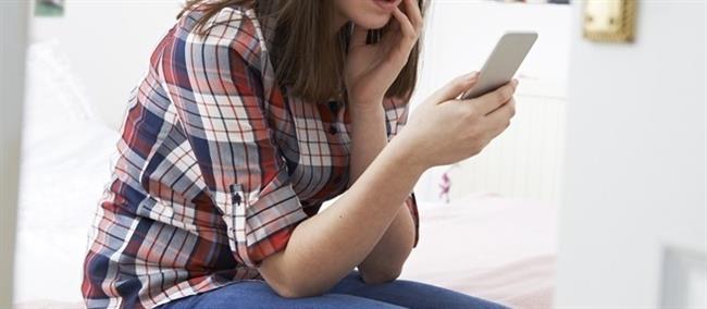 Imagen de recurso de joven con móvil | ISTOCK ep imagenrecursojovenmovil