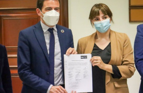 ep la diputada marisol sanchez jodar autora de la iniciativa dcha y el diputado pedro casares ambos
