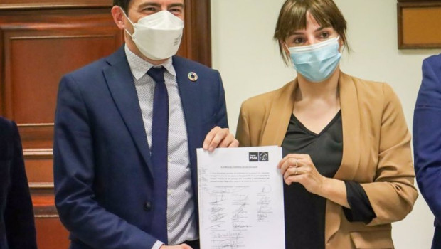 ep la diputada marisol sanchez jodar autora de la iniciativa dcha y el diputado pedro casares ambos