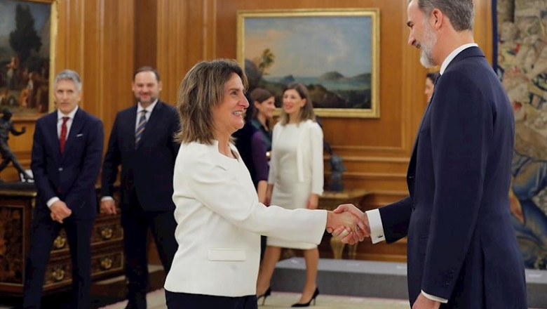 ep la vicepresidenta de transicion ecologica y reto democratico teresa ribera saluda al rey felipe